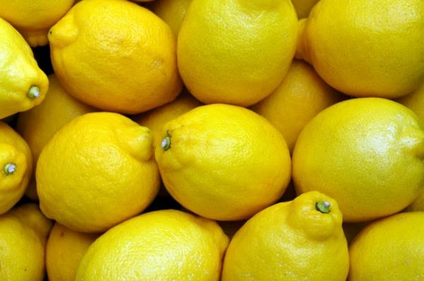Диетолог объяснила, кому нельзя пить воду с лимоном