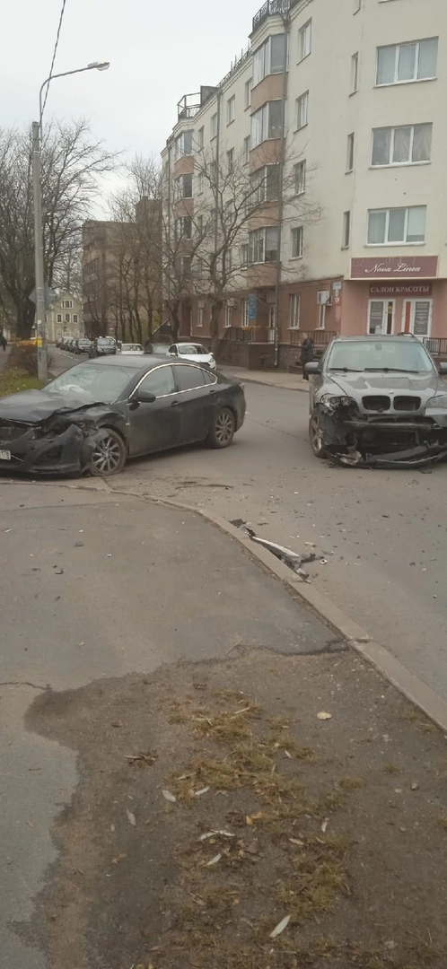 Появилось видео с моментом столкновения автомобилей Mazda и BMW в Ломоносове0