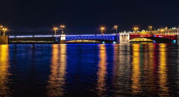 Вечером 4 ноября в Петербурге осветят Дворцовый и Петроградский мосты