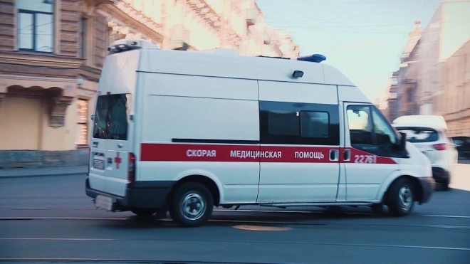 Неизвестный на Daewoo сбил двух молодых пешеходов в центре Петербурга