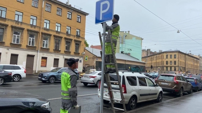 Комтранс Петербурга попросил ввести платную парковку на узких улицах