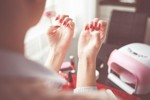 Мутации в клетках и атрофия: дерматолог заявила, что длительное ношение шеллака может привести к проблемам с ногтями 