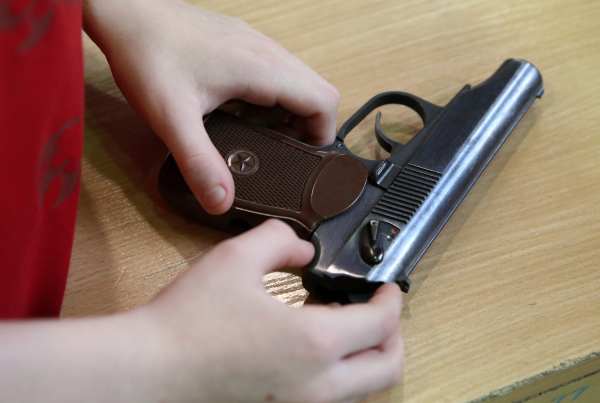 В Петербурге ребенок подстрелил себя из найденного пистолета
