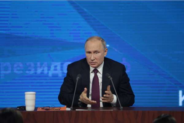 Путин принял участие в церемонии спуска на воду ледокола «Якутия» в Петербурге