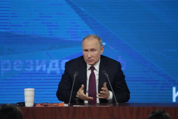 Путин поручил проиндексировать зарплаты бюджетников в 2023 году