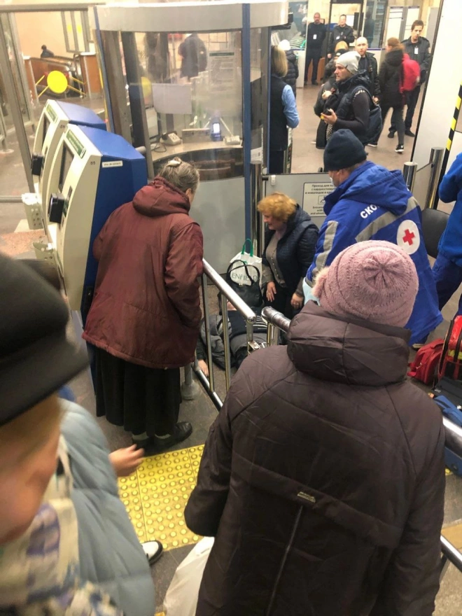 Мужчина умер в вестибюле станции метро 