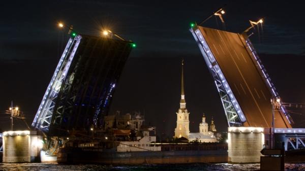 В Петербурге завершился сезон “Поющие мосты — 2022”