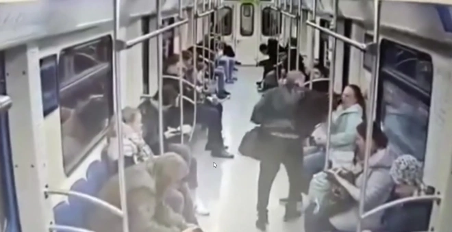 Москвичка ударила ножом женщину, громко разговаривавшую в метро по телефону0