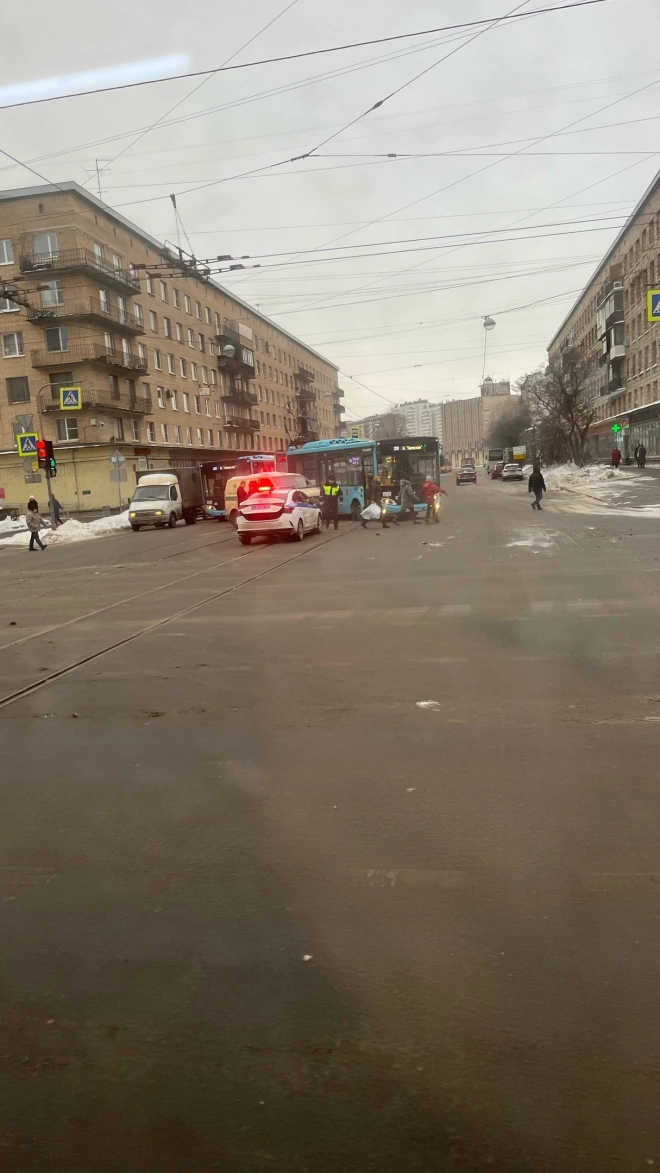 Автобус столкнулся с автомобилем инкассаторов на проспекте Стачек1