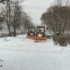 Дорожники и работники ЖКХ вышли на уборку снега в Ленобласти
