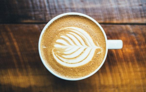 Диетолог: сочетание кофе или чая с молоком может оказывать противоречивое воздействие на организм