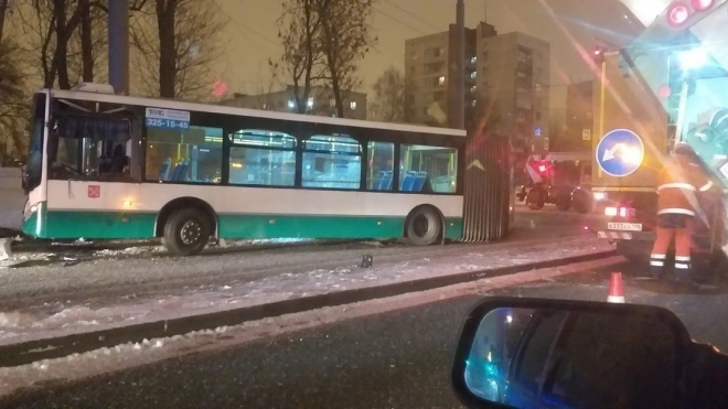 На проспекте Стачек пьяный водитель автобуса влетел в столб