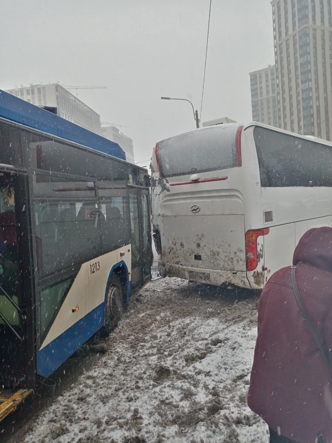 В ДТП на улице Типанова пострадали 8 человек1