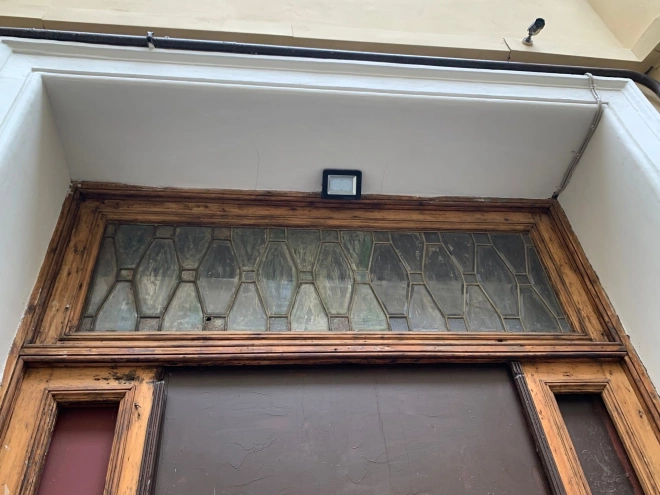 В доходный дом Фуфаевских вернули исторические двери с витражами