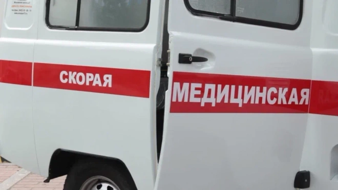 У парка Горького столкнулись машина скорой помощи и Mersedes