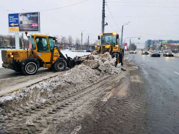 Неубранный снег и пробки — утренняя эпопея продолжается в Петербурге