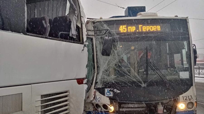 В ДТП на улице Типанова пострадали 8 человек