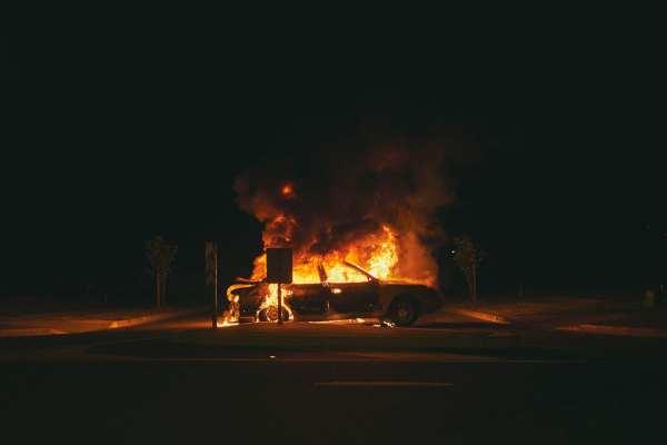 В Петербурге пожарные ночью тушили горящее авто