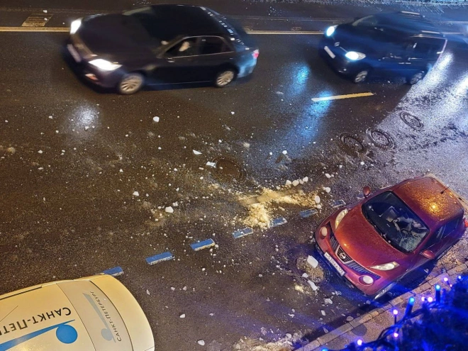 Наледь разбила лобовое стекло красной машине на набережной Фонтанки2