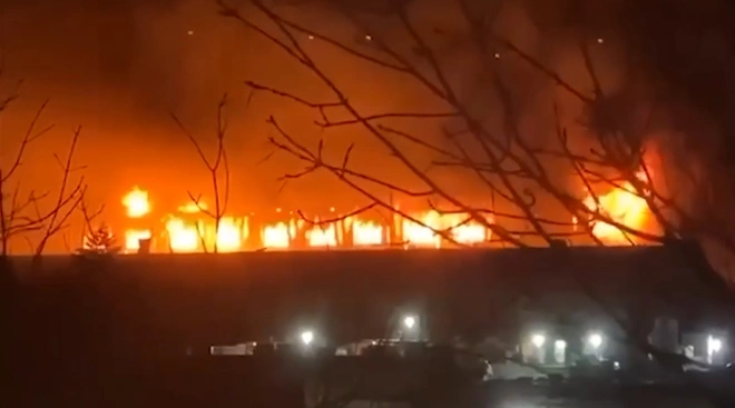 МЧС: во Владивостоке загорелся склад на площади более 1 тысячи кв. метров0
