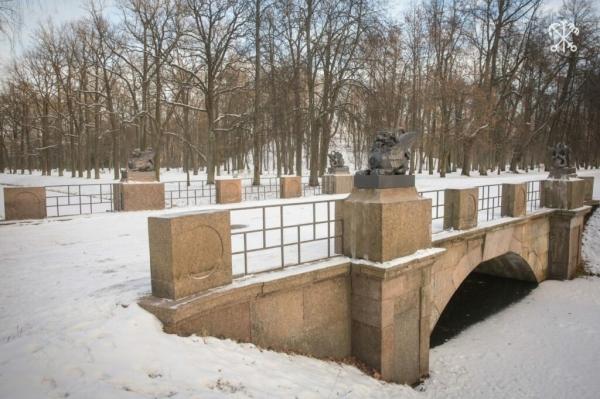 Крылатого дракона вернули в Александровский парк после реставрации