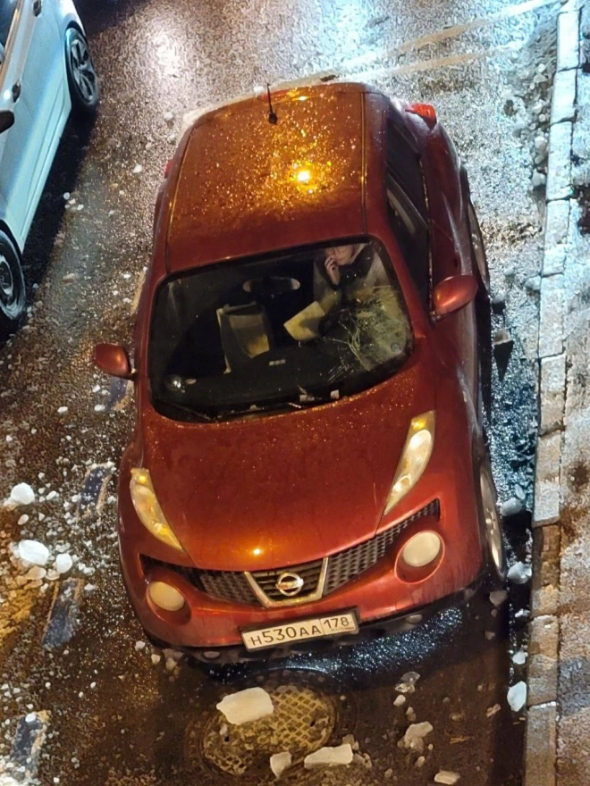 Наледь разбила лобовое стекло красной машине на набережной Фонтанки3