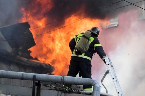 МЧС сообщило о возгорании склада площадью 1,5 тыс. кв. метров на юге Москвы 