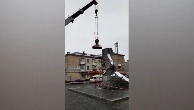 В Хмельницкой области демонтировали памятник Островскому0