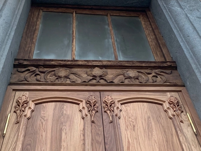 В дом Бернштейна вернули исторические двери из дуба и лиственницы