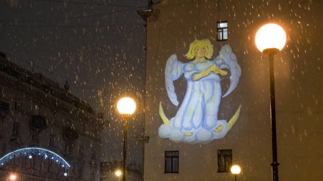 В Петербурге фасады домов украсили светопроекциями детских рисунков