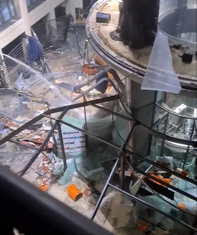 Гигантский аквариум в берлинском отеле лопнул и затопил улицу0