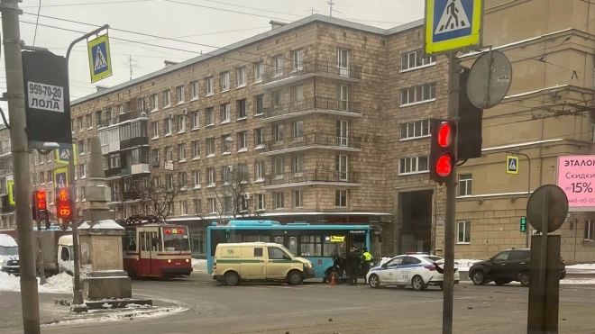 Автобус столкнулся с автомобилем инкассаторов на проспекте Стачек