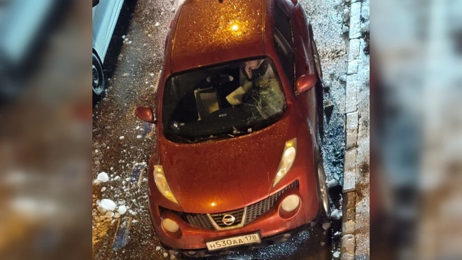 Наледь разбила лобовое стекло красной машине на набережной Фонтанки