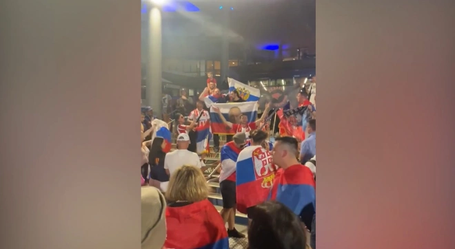 Фанаты Джоковича развернули у "Арены Рода Лэйвера" флаг с изображением Владимира Путина