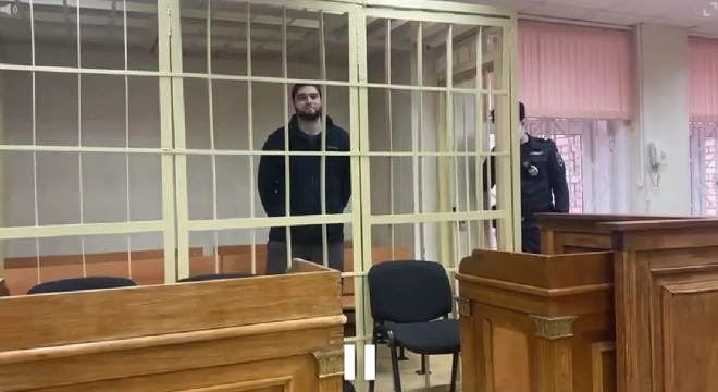 Протащившего по дороге сотрудника полиции в Москве мужчину осудили на пять лет0