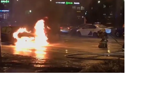 На улице Десантников сгорела легковушка  Rover 75