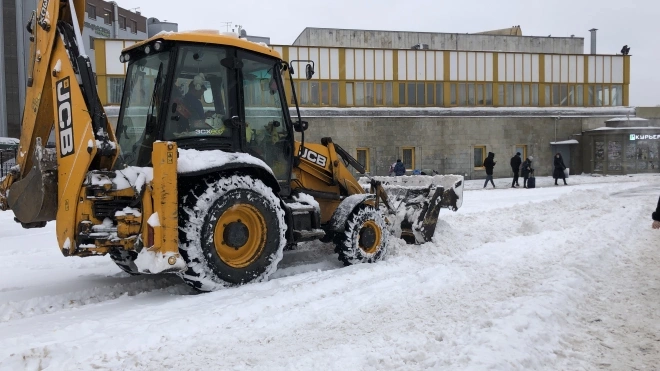К расчистке снега перед Рождеством в Петербурге привлекли почти 900 машин
