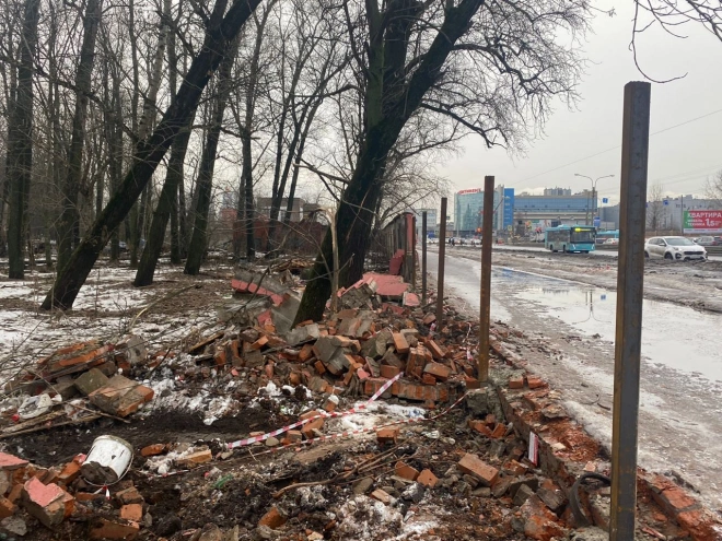 Возбуждено уголовное дело после разрушения ограды мясокомбината имени Кирова