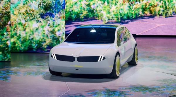 Седан BMW i Vision Dee: меняющий цвет кузов, нормальные «ноздри» и Шварценеггер