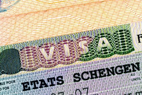 Туроператор: россиянам «можно забыть» про шенгенскую визу сроком более года 