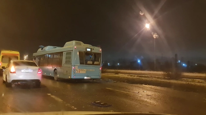 Лазурный автобус разбился после столкновения с грузовиком на Софийской улице
