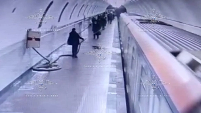 В Москве поймали человека, помывшего из шланга поезд метро0