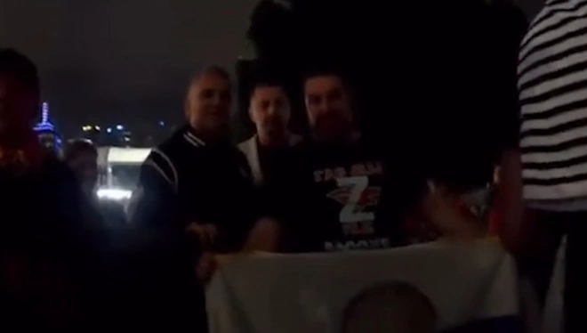 Отец Джоковича позировал со зрителями, демонстрировавшими флаг России