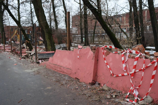 КГИОП обратился в полицию из-за разборки части ограды мясокомбината на Московском шоссе