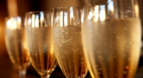 Хирург-флеболог рассказал, можно ли шампанское на Новы год людям с болезнями вен 