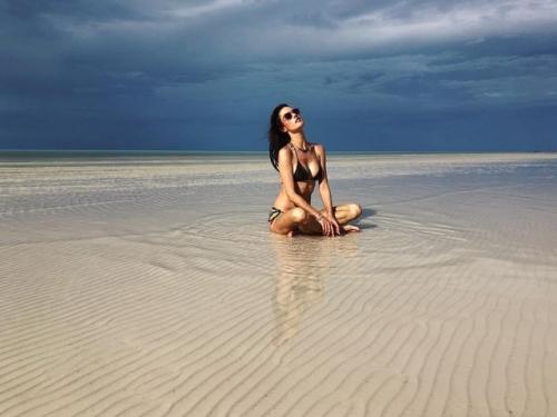 41-летняя супермодель Алессандра Амбросио опубликовала новое фото в бикини 