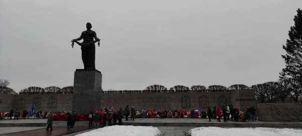 В День освобождения Ленинграда от блокады на Пискаревском кладбище прошла церемония возложения венков