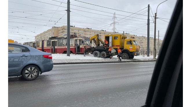Трамвай сошёл с рейсов на Петергофском шоссе