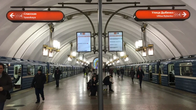 Петербуржцы пожаловались на увеличенный интервал движения на оранжевой ветке метро 