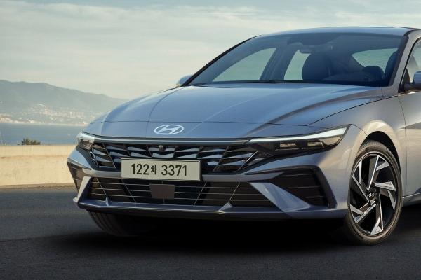 Рестайлинг принёс Hyundai Elantra привычные фары: официальные фото